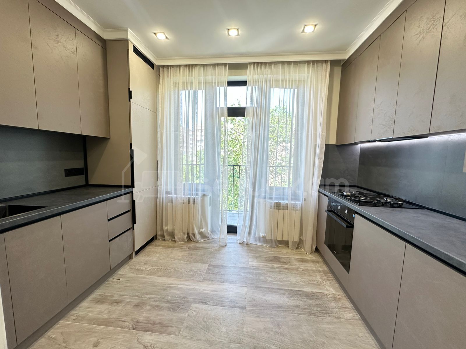 2 Սենյականոց Բնակարան Քարե Շենքում, 64քմ, 3/5 հարկ, Դիզայներական Վերանորոգված