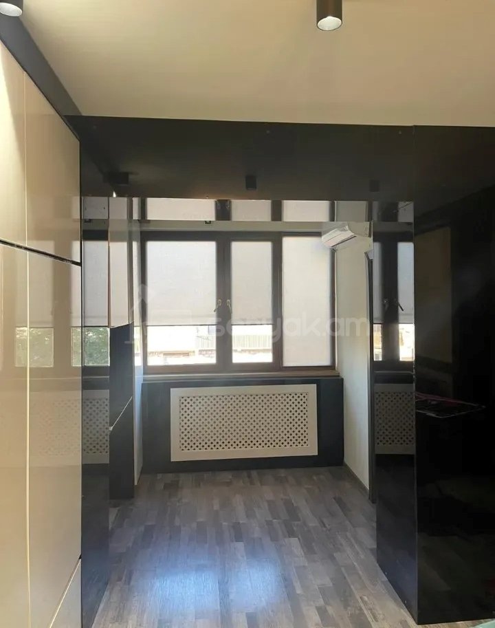 2 Սենյականոց Բնակարան Քարե Շենքում, 44քմ, 5/5 հարկ, Դիզայներական Վերանորոգված