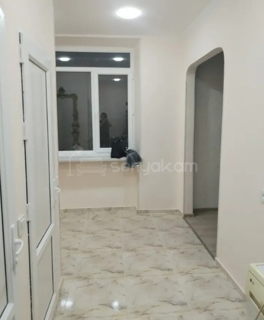 1 Սենյականոց Բնակարան Քարե Շենքում, 35քմ, 1/5 հարկ, Կապիտալ Վերանորոգված