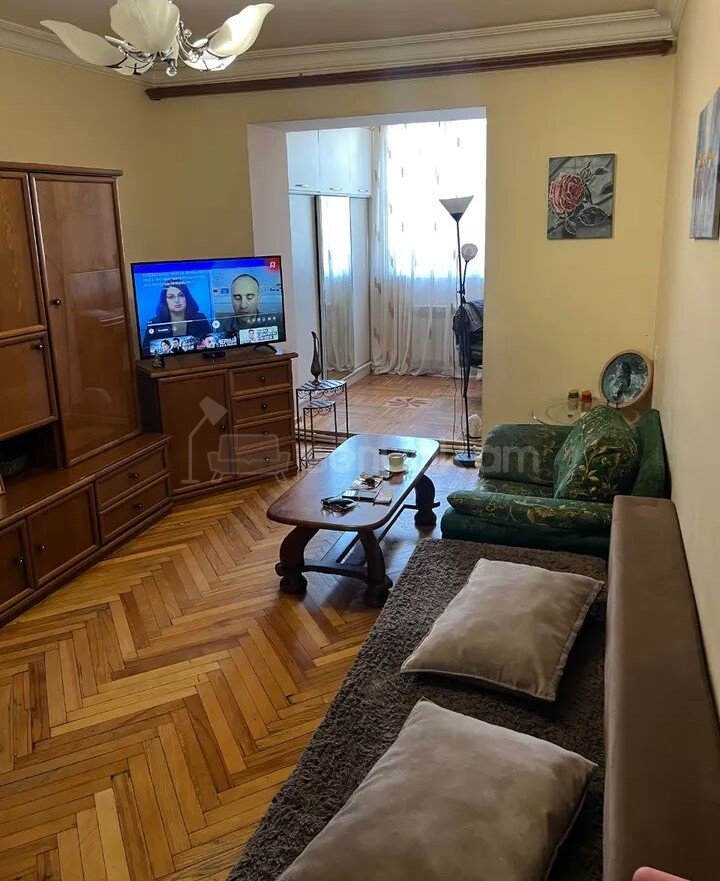 3 Սենյականոց Բնակարան Քարե Շենքում, 70քմ, 3/4 հարկ, Նորմալ Վիճակում