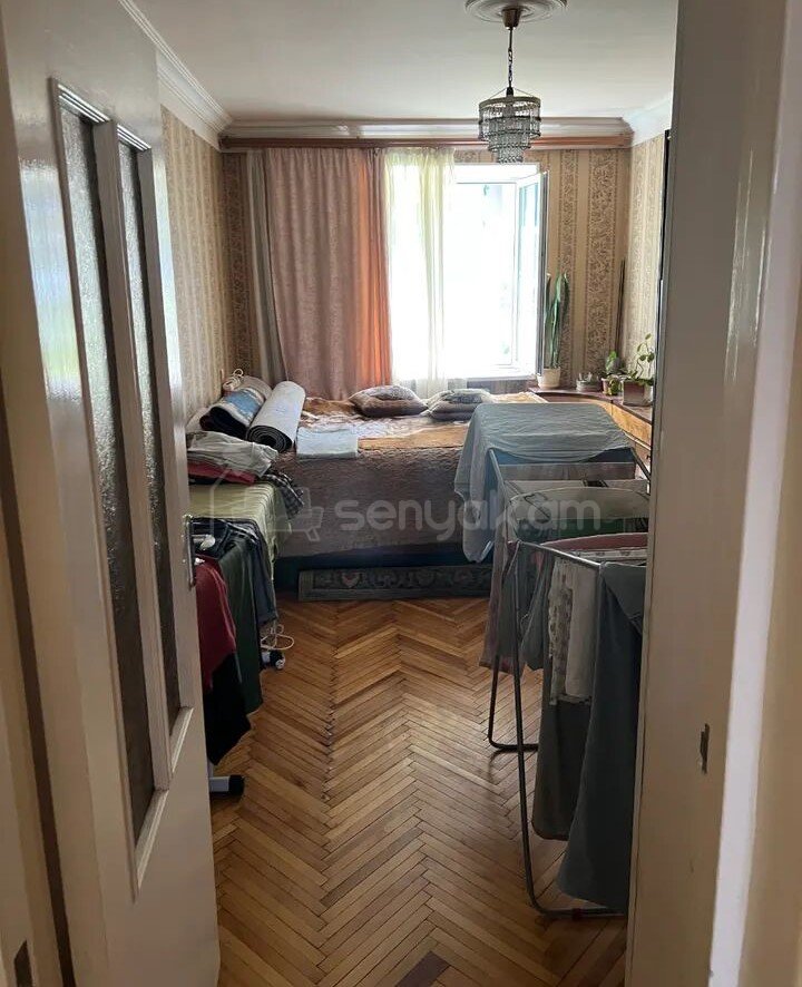 3 Սենյականոց Բնակարան Քարե Շենքում, 70քմ, 3/4 հարկ, Նորմալ Վիճակում