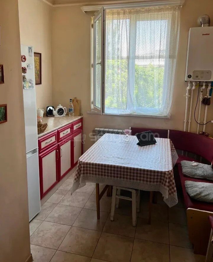 3 Սենյականոց Բնակարան Քարե Շենքում, 70քմ, 3/4 հարկ, Նորմալ Վիճակում