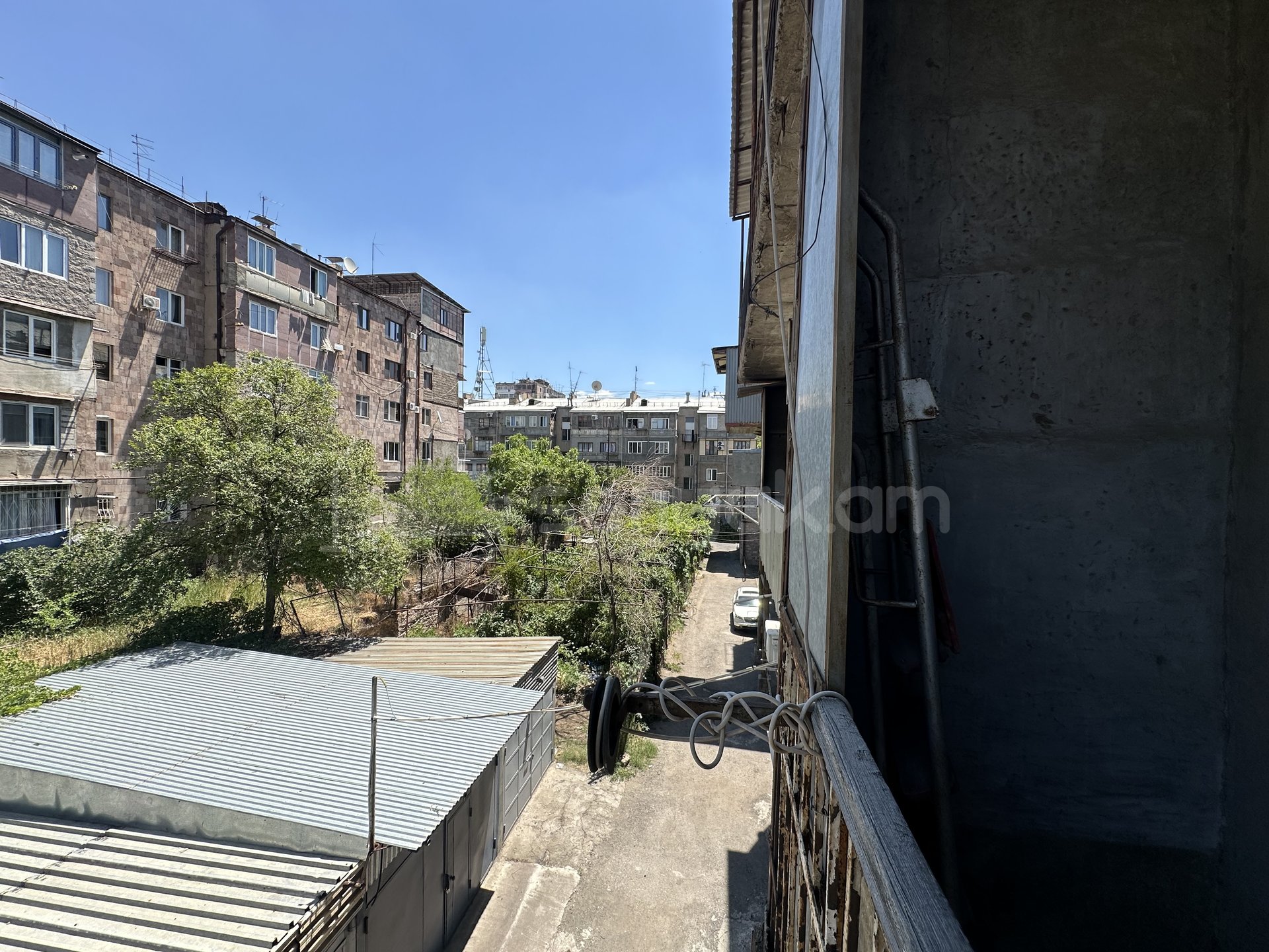 3 Սենյականոց Բնակարան Քարե Շենքում, 130քմ, 3/5 հարկ, Պետական Վիճակում