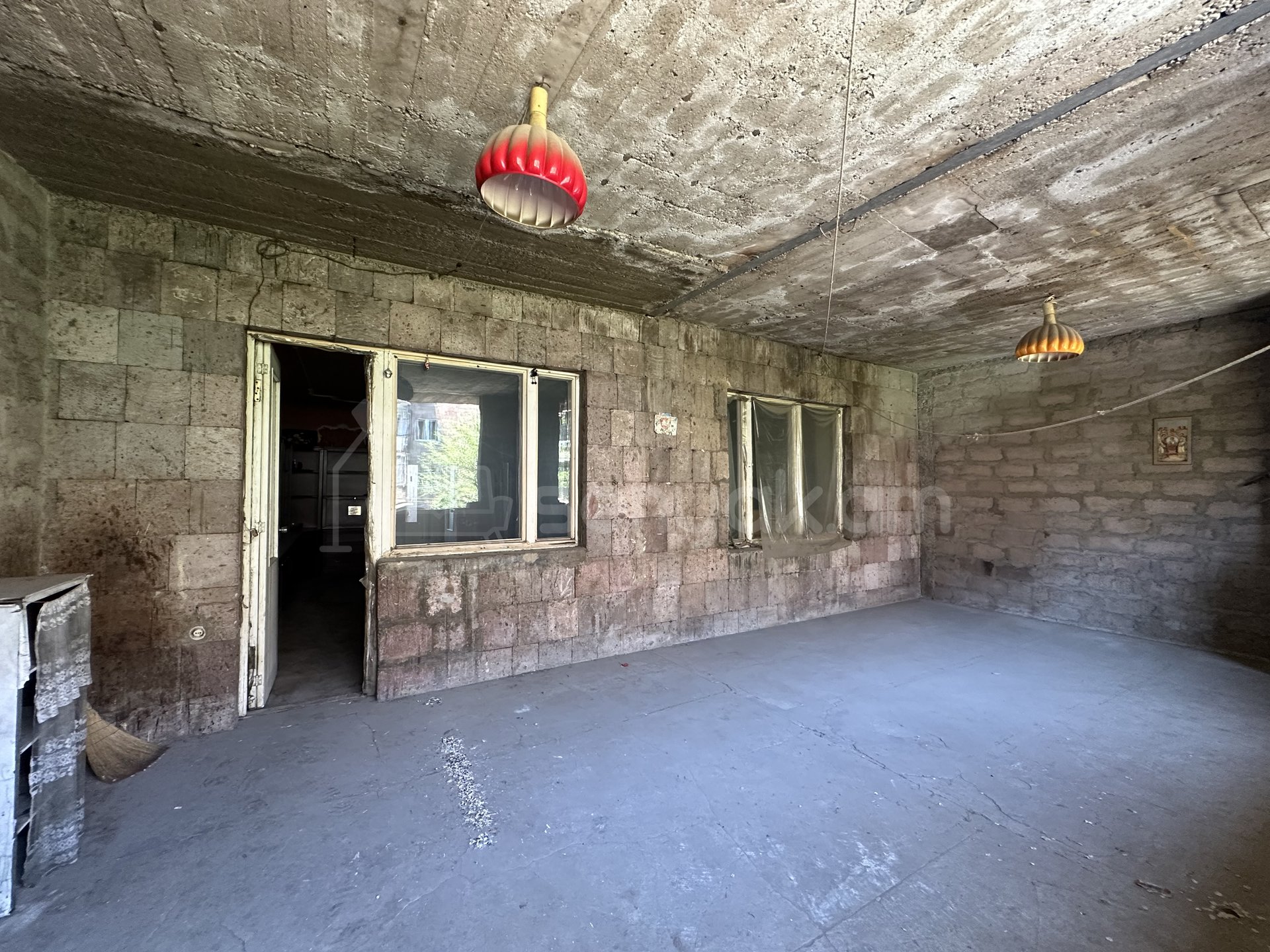 3 Սենյականոց Բնակարան Քարե Շենքում, 130քմ, 3/5 հարկ, Պետական Վիճակում