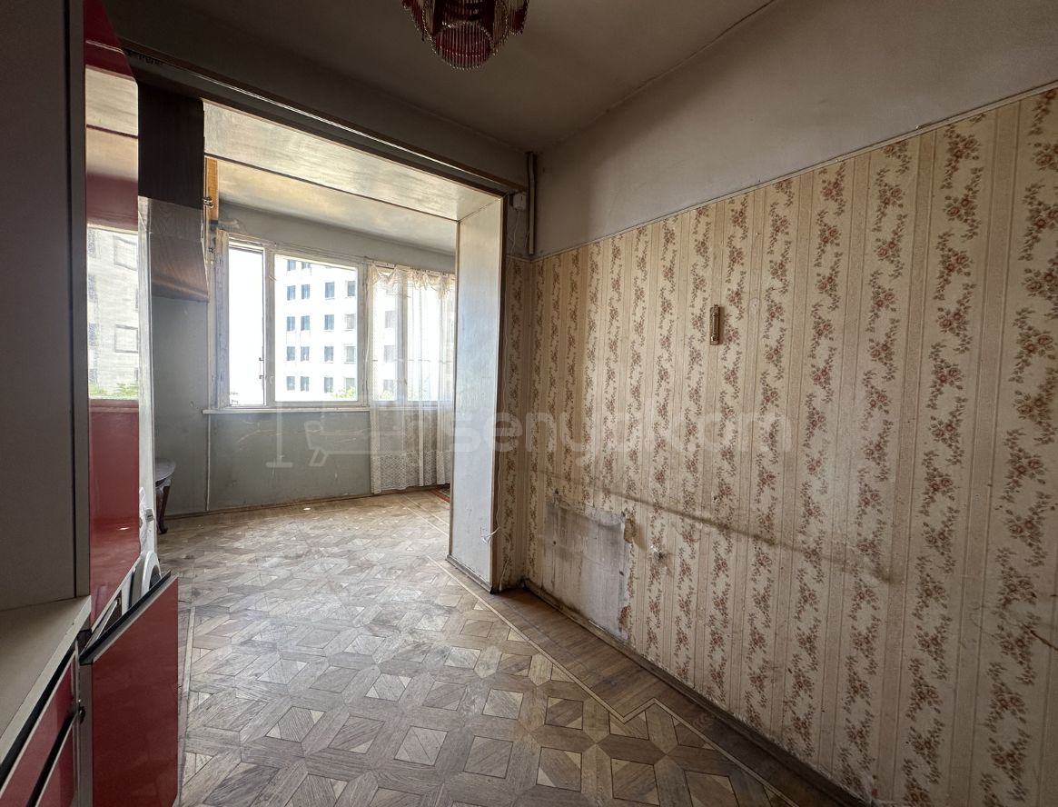 3 Սենյականոց Բնակարան Քարե Շենքում, 130քմ, 3/5 հարկ, Պետական Վիճակում