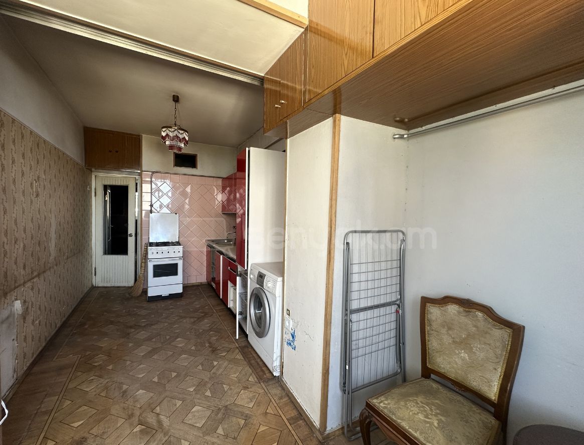 3 Սենյականոց Բնակարան Քարե Շենքում, 130քմ, 3/5 հարկ, Պետական Վիճակում