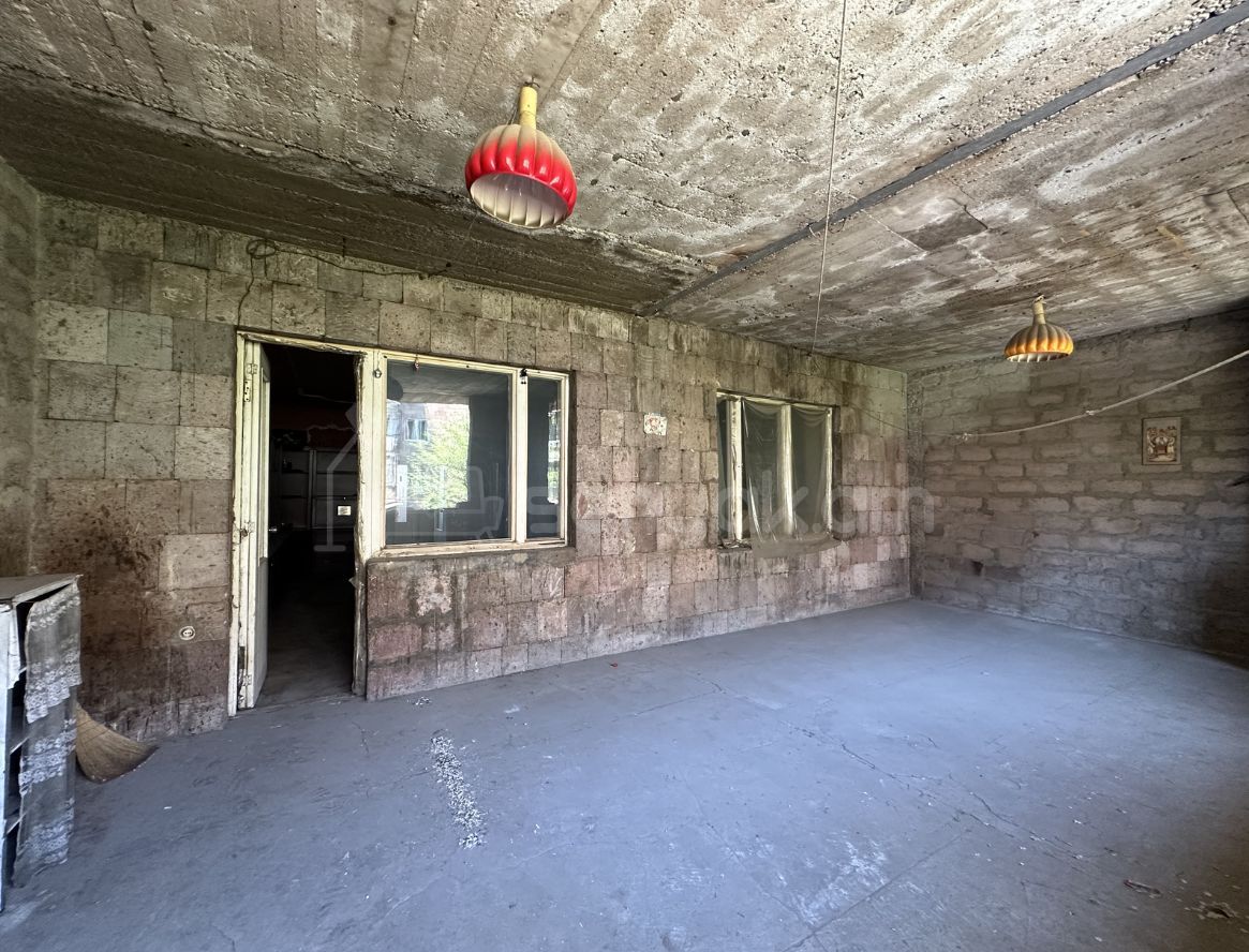3 Սենյականոց Բնակարան Քարե Շենքում, 130քմ, 3/5 հարկ, Պետական Վիճակում