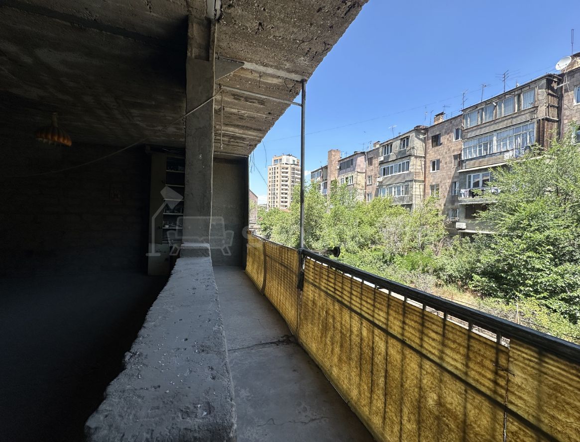 3 Սենյականոց Բնակարան Քարե Շենքում, 130քմ, 3/5 հարկ, Պետական Վիճակում