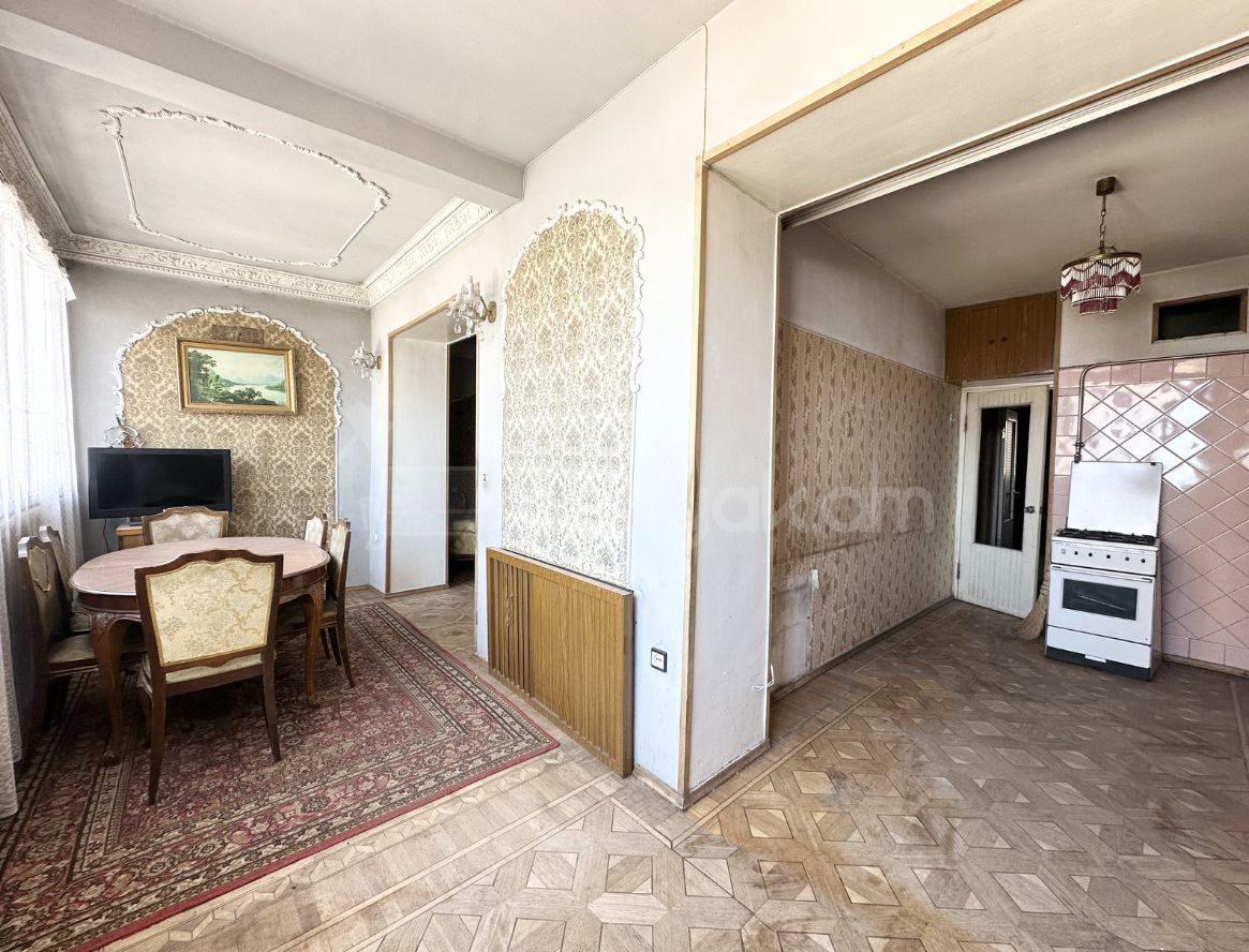 3 Սենյականոց Բնակարան Քարե Շենքում, 130քմ, 3/5 հարկ, Պետական Վիճակում