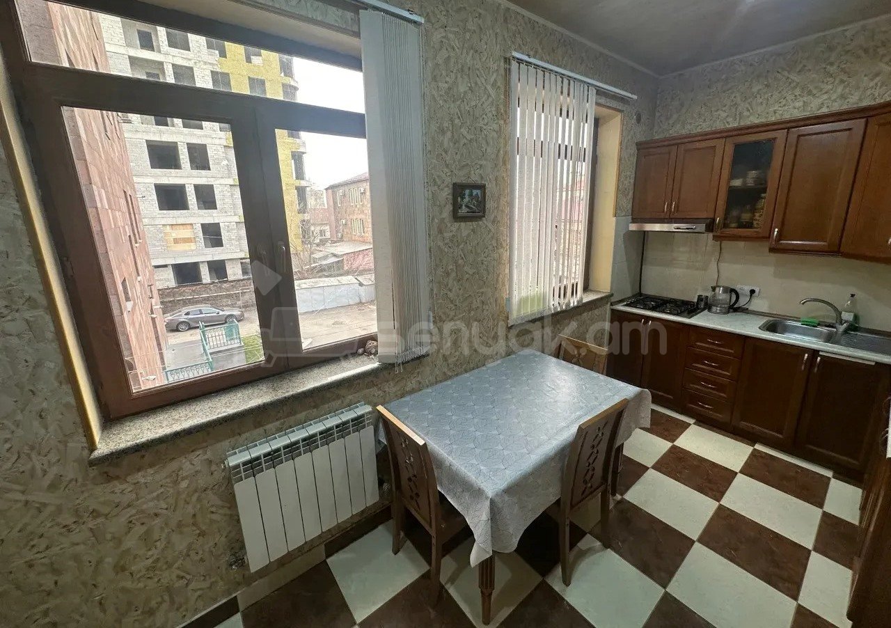 3 Սենյականոց Բնակարան Քարե Շենքում, 85քմ, 2/3 հարկ, Կապիտալ Վերանորոգված