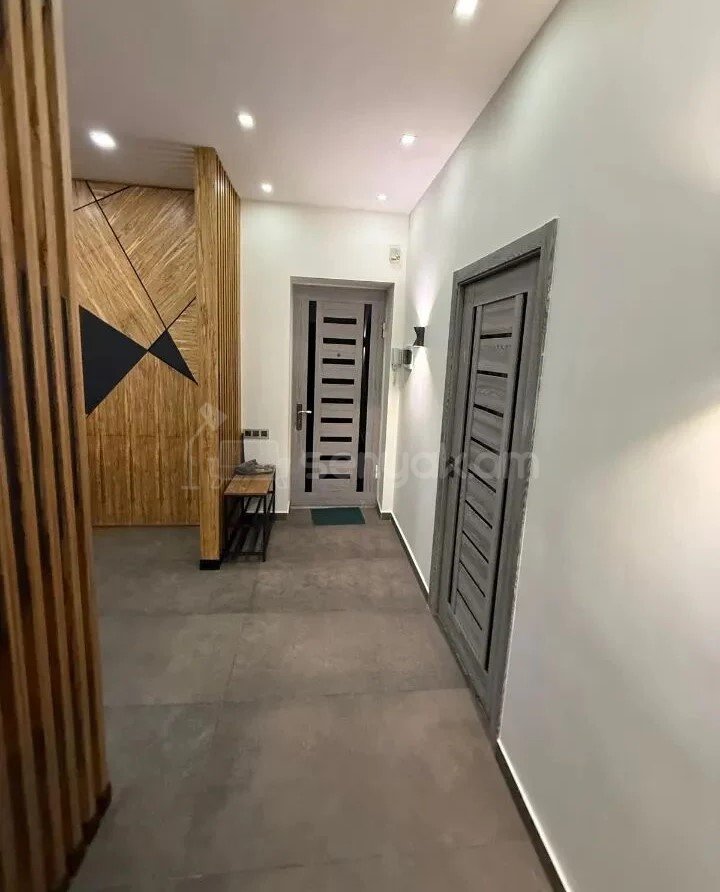 3 Սենյականոց Բնակարան Քարե Շենքում, 83քմ, 5/5 հարկ, Կապիտալ Վերանորոգված