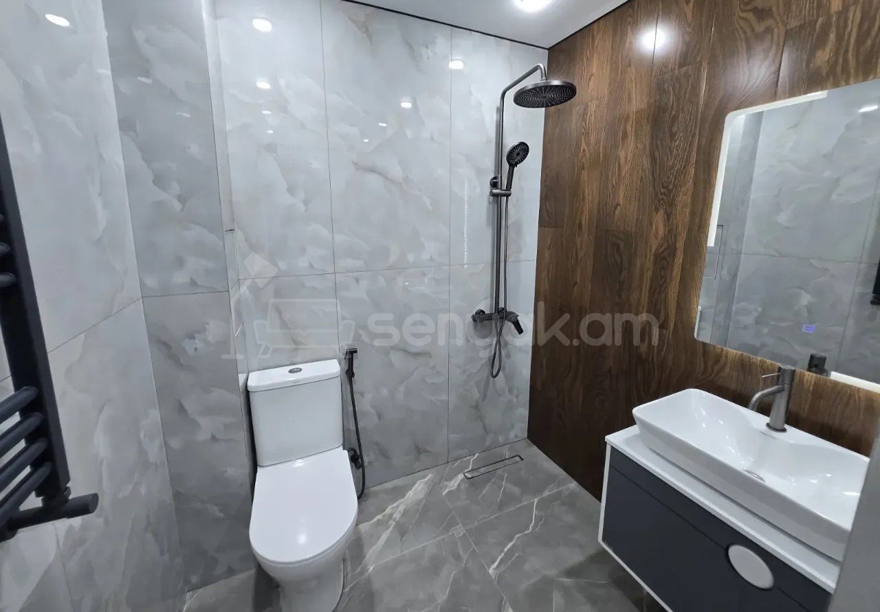 3 Սենյականոց Բնակարան Քարե Շենքում, 61քմ, 4/5 հարկ, Կապիտալ Վերանորոգված