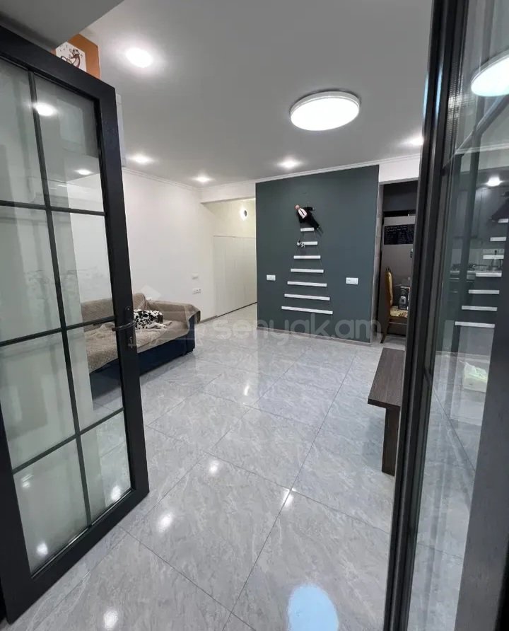 3 Սենյականոց Բնակարան Քարե Շենքում, 49քմ, 3/4 հարկ, Կապիտալ Վերանորոգված, Կահավորված