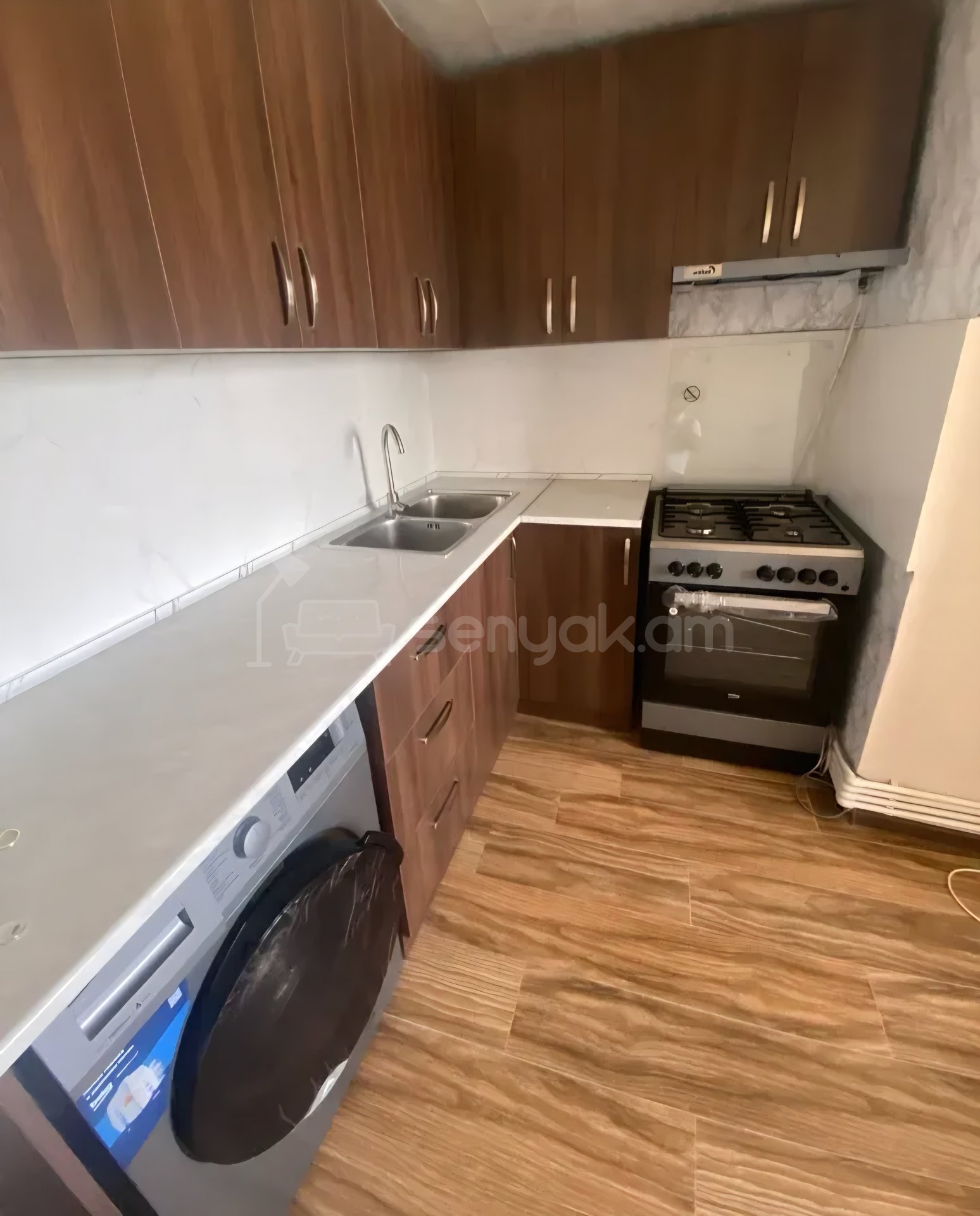 4 Սենյականոց Բնակարան Քարե Շենքում, 95քմ, 7/14 հարկ, Կապիտալ Վերանորոգված, Կահավորված