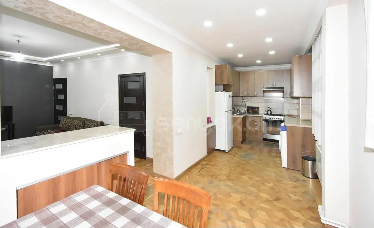 3 Սենյականոց Բնակարան Քարե Շենքում, 72քմ, 1/5 հարկ, Կապիտալ Վերանորոգված, Կահավորված