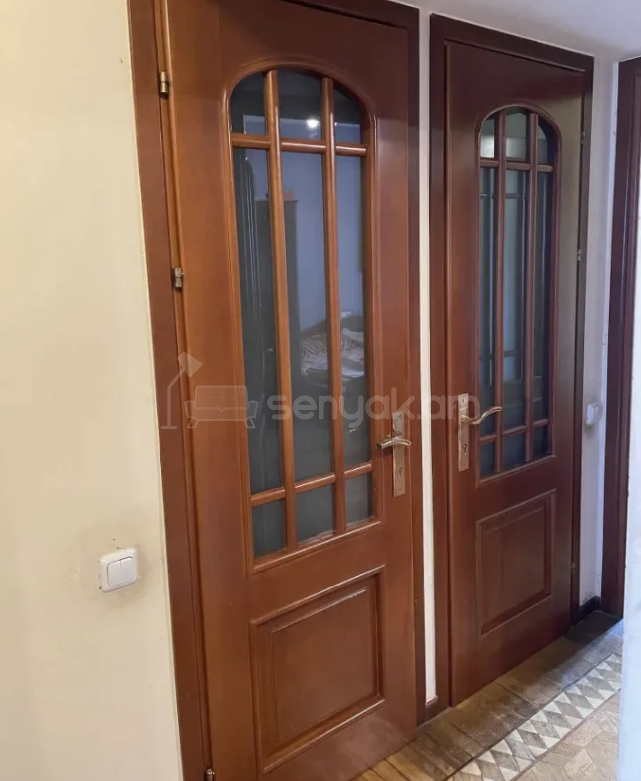 4 Սենյականոց Բնակարան Քարե Շենքում, 105քմ, 4/5 հարկ, Կապիտալ Վերանորոգված