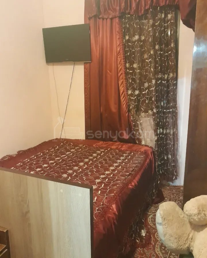 3 Սենյականոց Բնակարան Քարե Շենքում, 70քմ, 5/5 հարկ, Նորմալ Վիճակում, Կահավորված