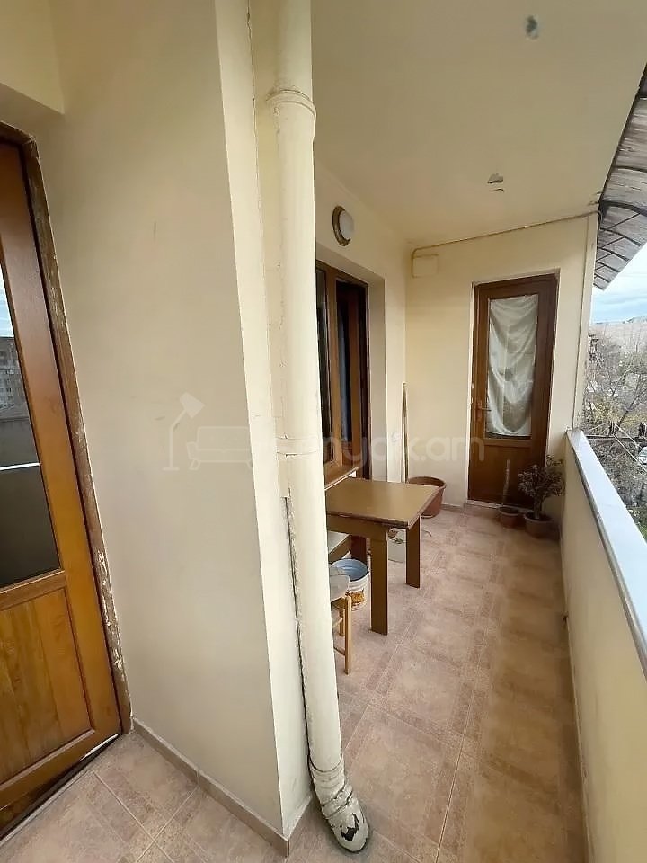4 Սենյականոց Բնակարան Քարե Շենքում, 105քմ, 4/5 հարկ, Կապիտալ Վերանորոգված