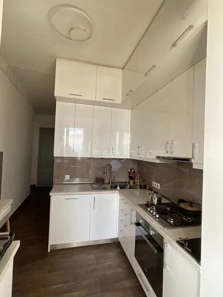 4 Սենյականոց Բնակարան Քարե Շենքում, 110քմ, 5/5 հարկ, Կապիտալ Վերանորոգված