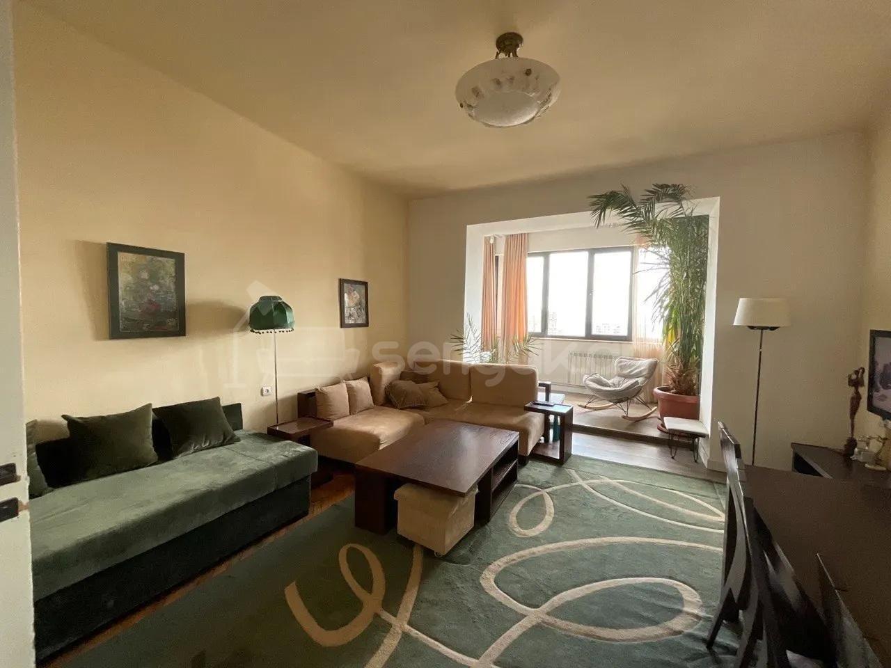 4 Սենյականոց Բնակարան Քարե Շենքում, 110քմ, 5/5 հարկ, Կապիտալ Վերանորոգված