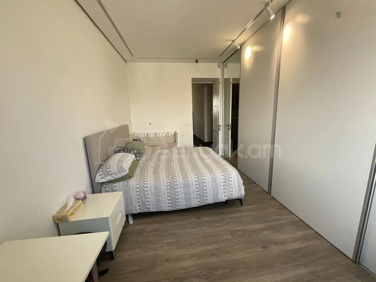 4 Սենյականոց Բնակարան Քարե Շենքում, 110քմ, 5/5 հարկ, Կապիտալ Վերանորոգված