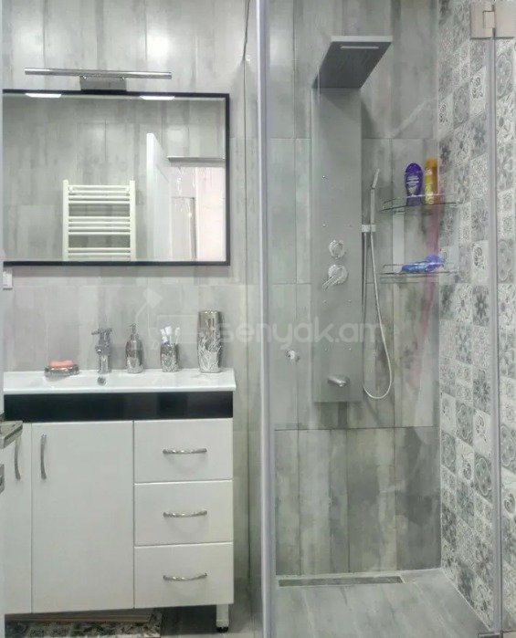 3 Սենյականոց Բնակարան Քարե Շենքում, 70քմ, 5/5 հարկ, Կապիտալ Վերանորոգված