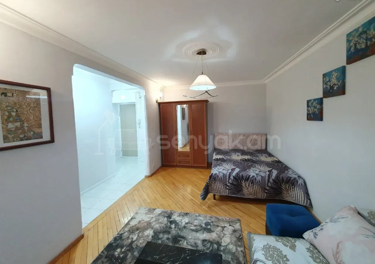 1 Սենյականոց Բնակարան Քարե Շենքում, 30քմ, 4/5 հարկ, Կոսմետիկ Վերանորոգված