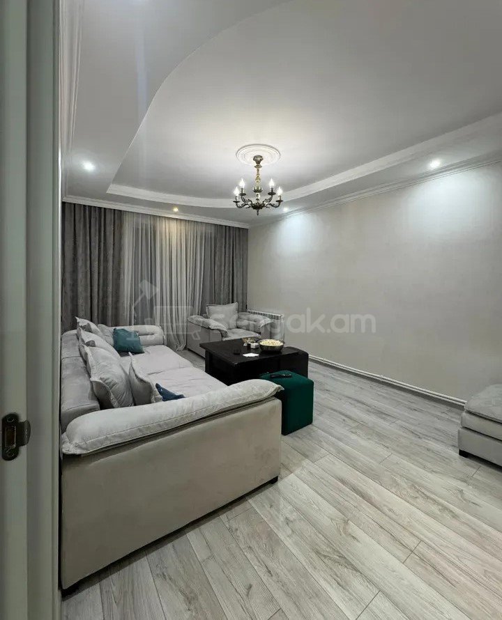 3 Սենյականոց Բնակարան Քարե Շենքում, 74քմ, 5/5 հարկ, Նորմալ Վիճակում