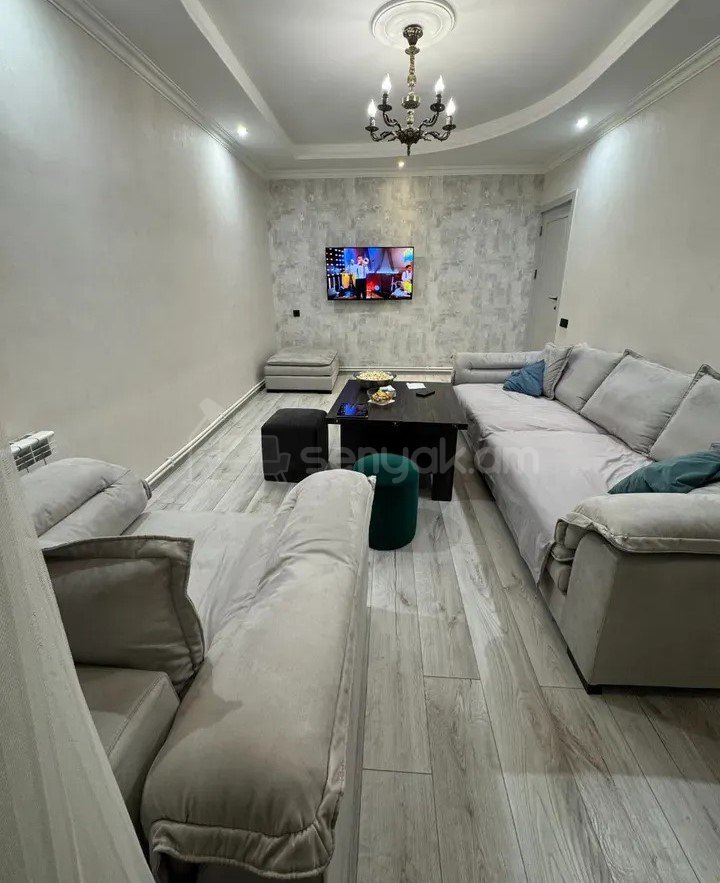 3 Սենյականոց Բնակարան Քարե Շենքում, 74քմ, 5/5 հարկ, Նորմալ Վիճակում