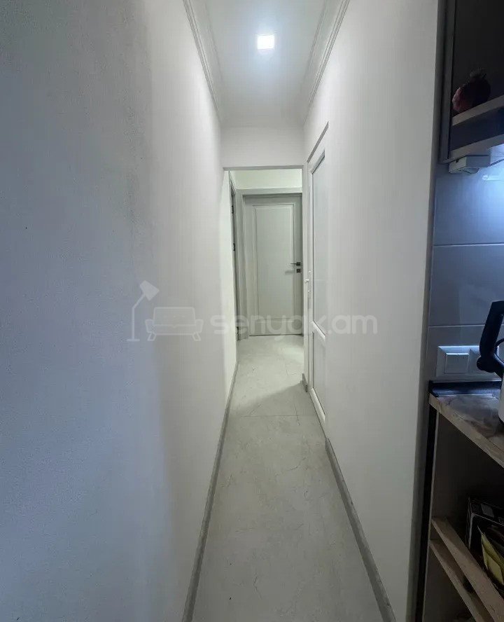 3 Սենյականոց Բնակարան Քարե Շենքում, 74քմ, 5/5 հարկ, Նորմալ Վիճակում