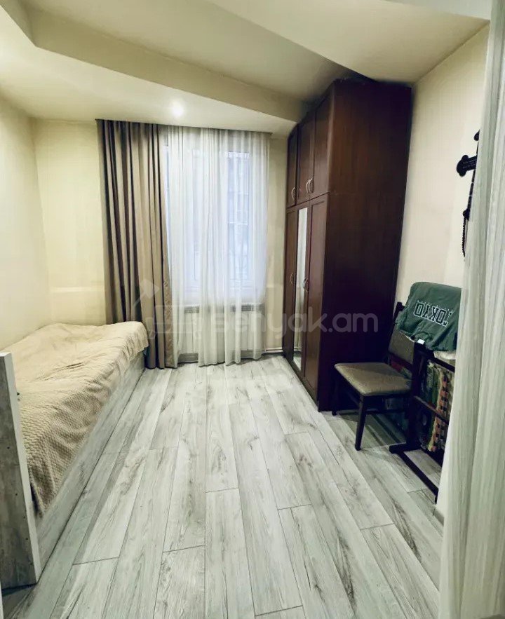 3 Սենյականոց Բնակարան Քարե Շենքում, 74քմ, 5/5 հարկ, Նորմալ Վիճակում