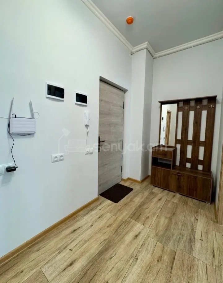 3 Սենյականոց Բնակարան Քարե Շենքում, 100քմ, 3/17 հարկ, Կապիտալ Վերանորոգված, Կահավորված