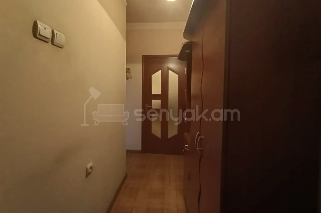 3 Սենյականոց Բնակարան Քարե Շենքում, 55քմ, 5/5 հարկ, Նորմալ Վիճակում