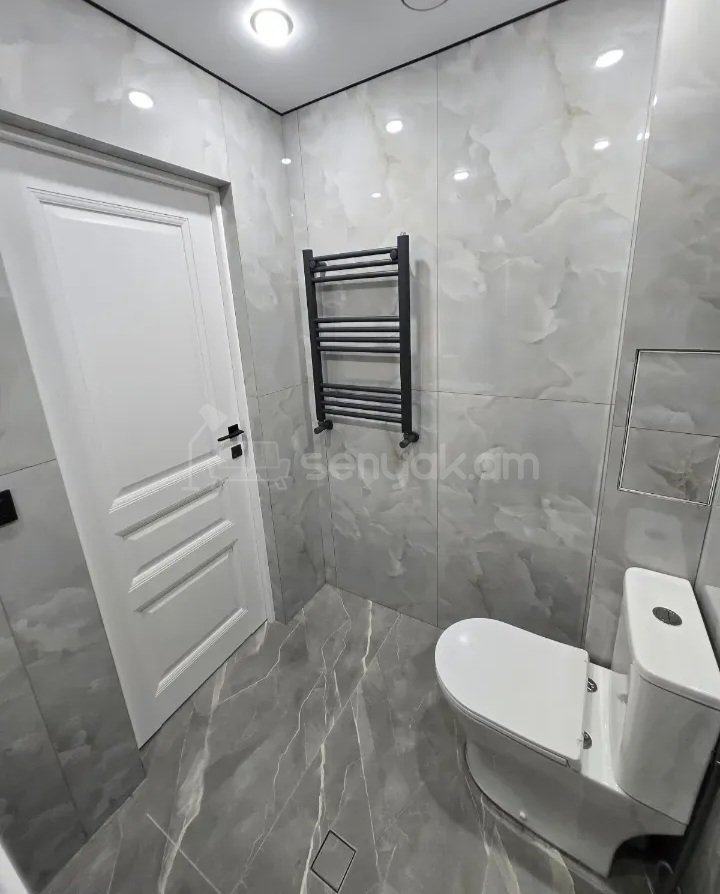 3 Սենյականոց Բնակարան Քարե Շենքում, 61քմ, 4/5 հարկ, Դիզայներական Վերանորոգված