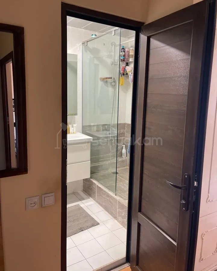 2 Սենյականոց Բնակարան Քարե Շենքում, 70քմ, 4/4 հարկ, Դիզայներական Վերանորոգված