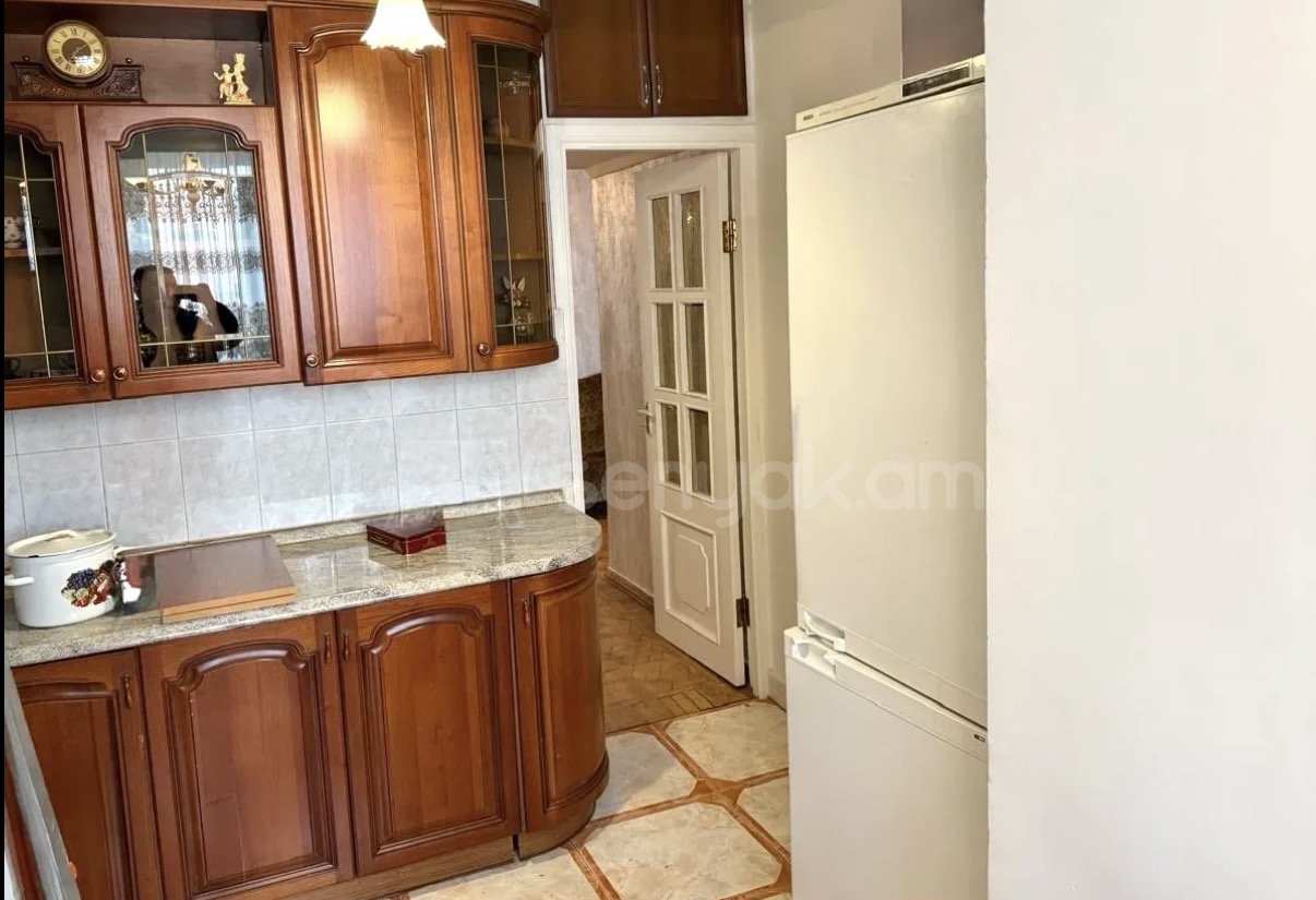 3 Սենյականոց Բնակարան Քարե Շենքում, 82քմ, 3/5 հարկ, Կապիտալ Վերանորոգված, Կահավորված