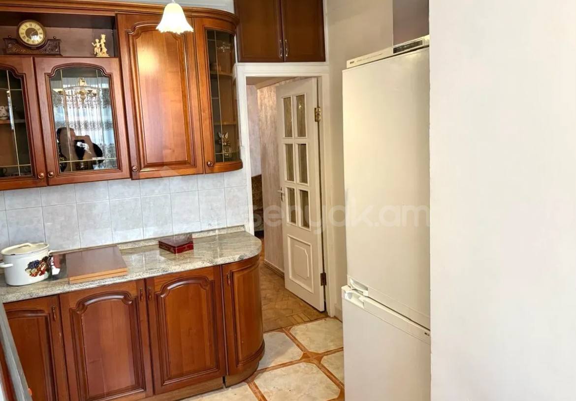 3 Սենյականոց Բնակարան Քարե Շենքում, 82քմ, 3/5 հարկ, Կապիտալ Վերանորոգված, Կահավորված