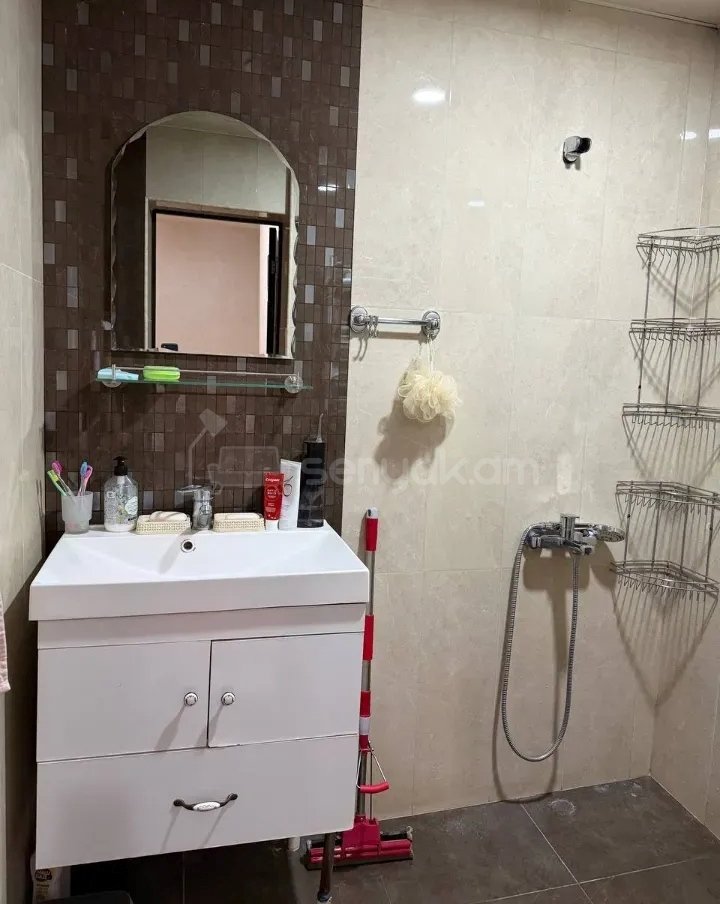 4 Սենյականոց Բնակարան Քարե Շենքում, 88քմ, 5/5 հարկ, Կապիտալ Վերանորոգված