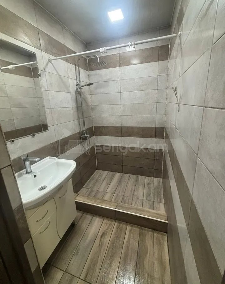 3 Սենյականոց Բնակարան Քարե Շենքում, 70քմ, 1/5 հարկ, Կապիտալ Վերանորոգված