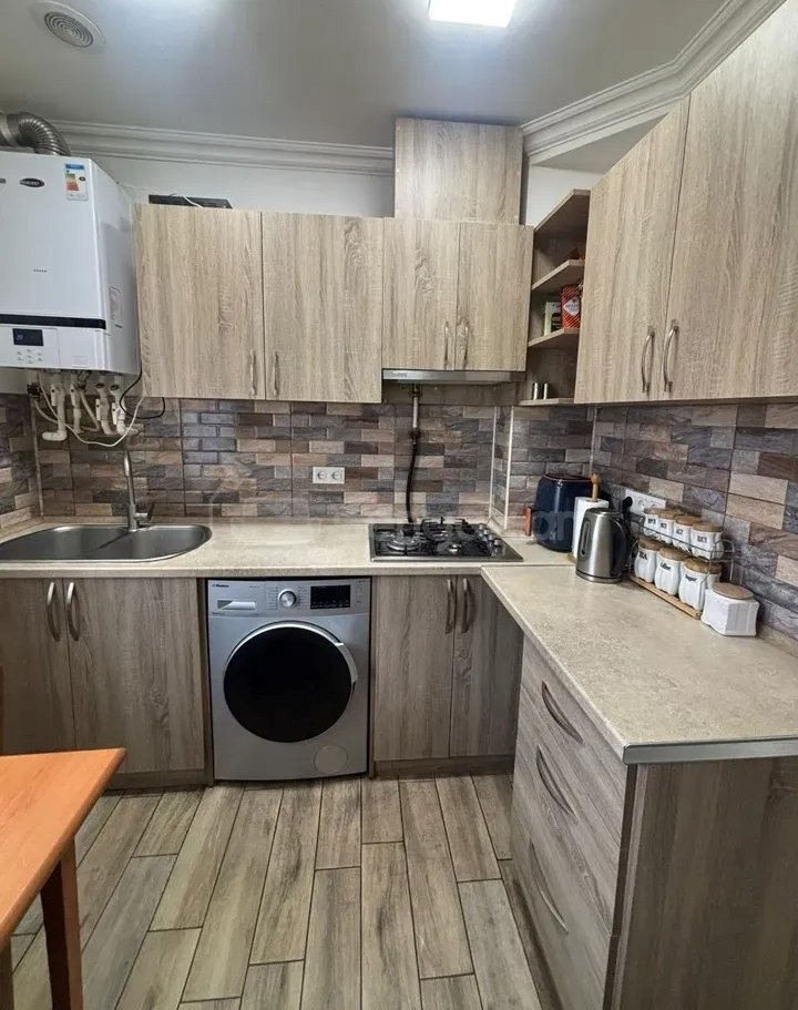 3 Սենյականոց Բնակարան Քարե Շենքում, 70քմ, 1/5 հարկ, Կապիտալ Վերանորոգված