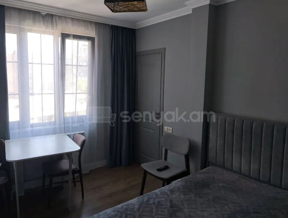 4 Սենյականոց Բնակարան Քարե Շենքում, 86քմ, 5/5 հարկ, Կապիտալ Վերանորոգված