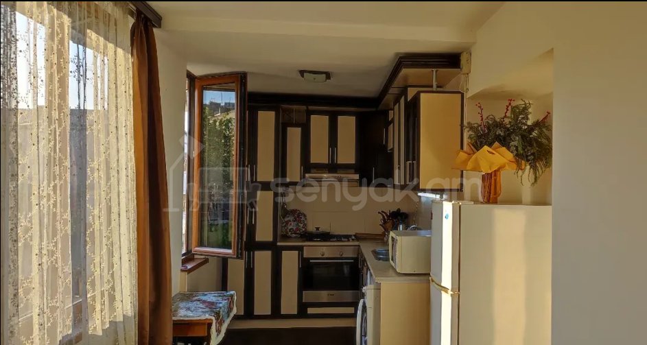 3 Սենյականոց Բնակարան Քարե Շենքում, 93քմ, 5/5 հարկ, Կապիտալ Վերանորոգված, Կահավորված
