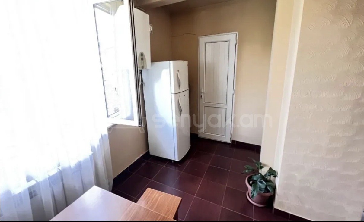 3 Սենյականոց Բնակարան Քարե Շենքում, 71քմ, 4/4 հարկ, Կապիտալ Վերանորոգված