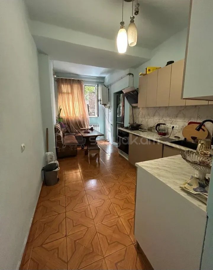 3 Սենյականոց Բնակարան Քարե Շենքում, 94քմ, 1/9 հարկ, Կապիտալ Վերանորոգված, Կահավորված