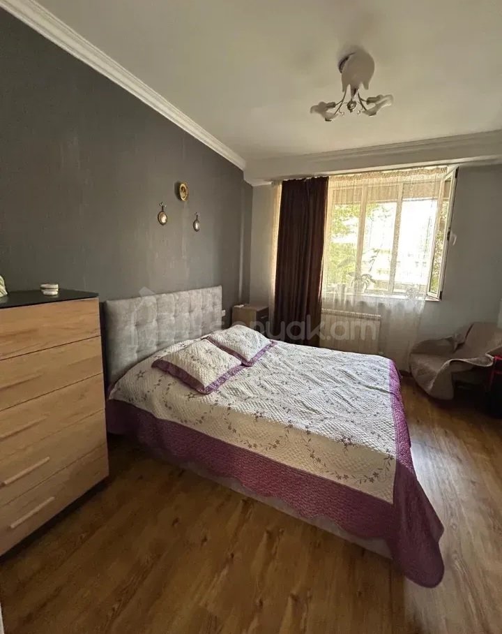 3 Սենյականոց Բնակարան Քարե Շենքում, 94քմ, 1/9 հարկ, Կապիտալ Վերանորոգված, Կահավորված
