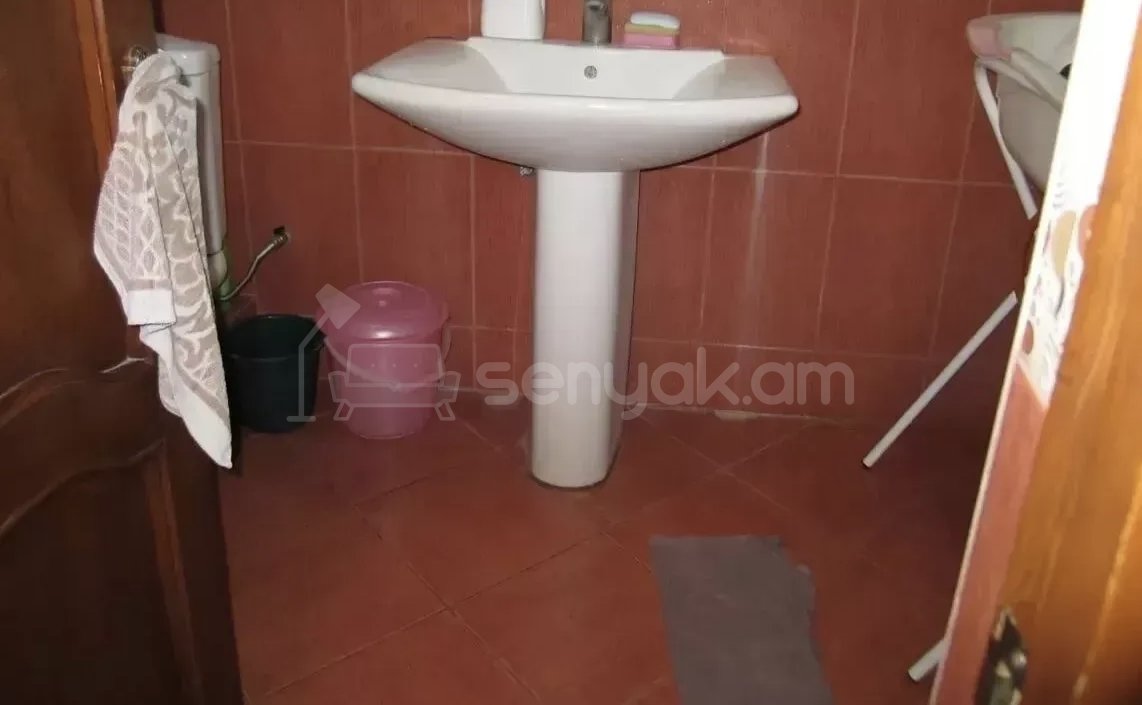3 Սենյականոց Բնակարան Քարե Շենքում, 77քմ, 5/5 հարկ, Նորմալ Վիճակում, Արևկող