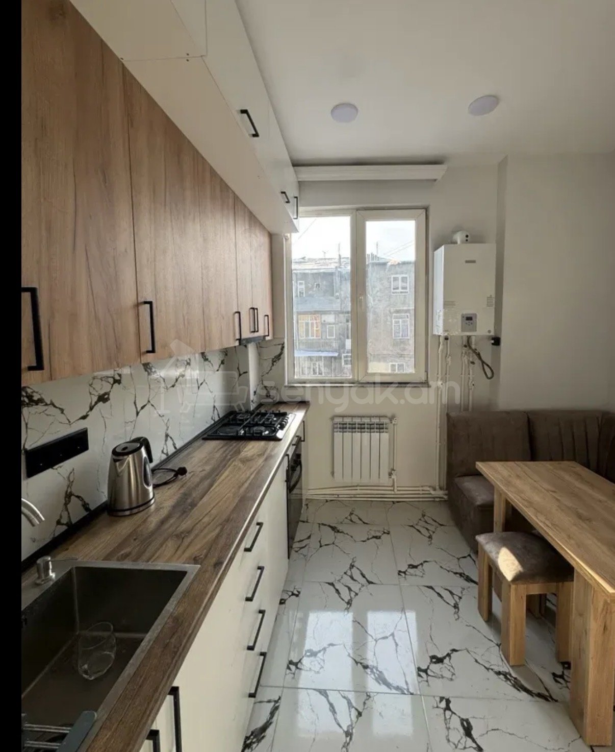 4 Սենյականոց Բնակարան Քարե Շենքում, 108քմ, 3/4 հարկ, Կապիտալ Վերանորոգված