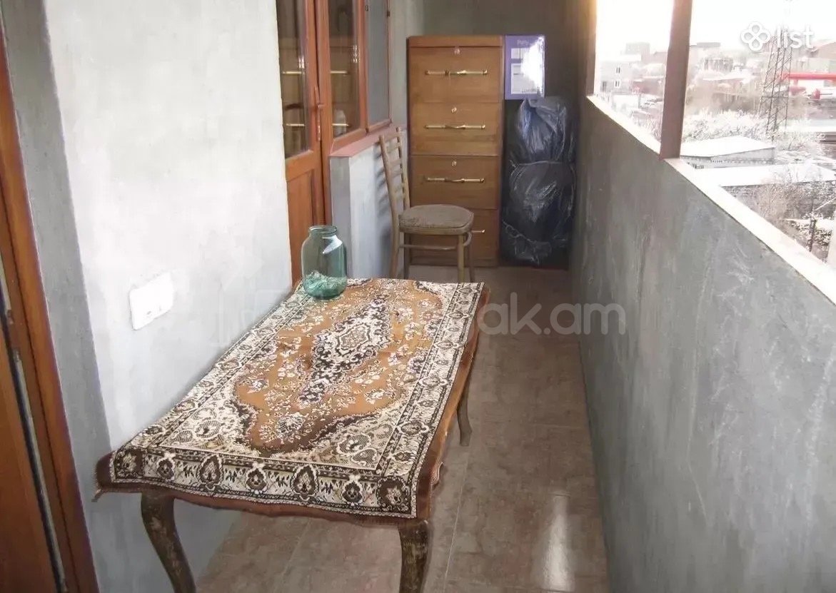 3 Սենյականոց Բնակարան Քարե Շենքում, 100քմ, 5/5 հարկ, Նորմալ Վիճակում, Մասամբ Կահավորված, Արևկող