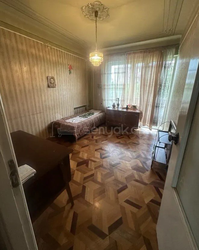 3 Սենյականոց Բնակարան Քարե Շենքում, 79քմ, 4/5 հարկ, Պետական Վիճակում