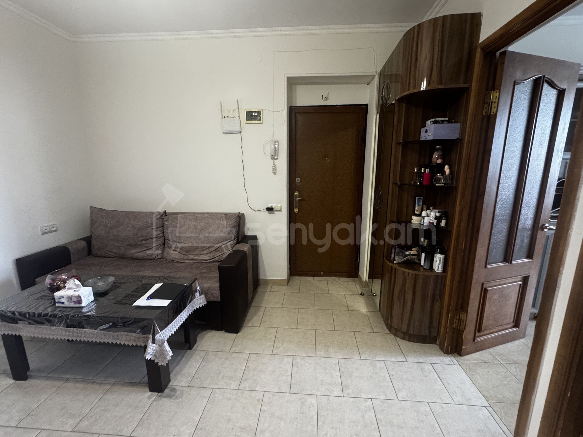 3 Սենյականոց Բնակարան Քարե Շենքում, 77քմ, 5/5 հարկ, Կապիտալ Վերանորոգված